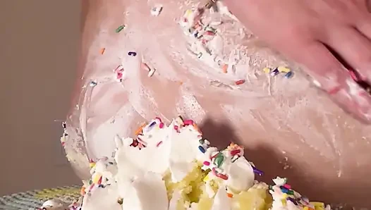 Мачеха раздалбывает мой торт на день рождения ее толстой киской