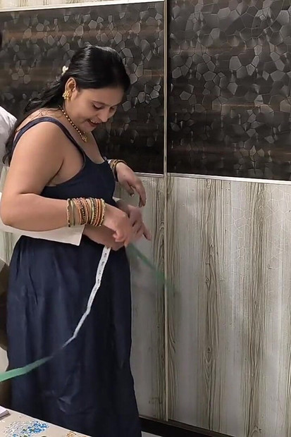 Puja Bhabhi jebanje s krojačem za besplatno šivanje haljine