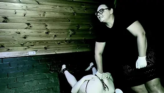 Dominatrix sahibe April - gerçek boyun eğme