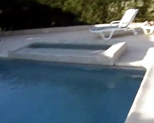 プールでこのフランス美女が乗っているコックを見てください