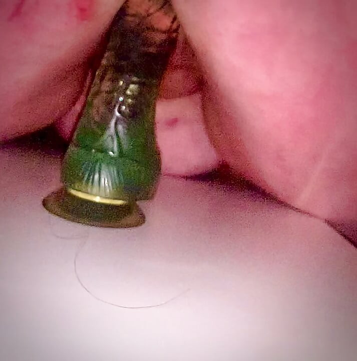 Rosing a Nog green dildo u mom kupatilu