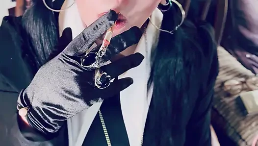 Mittwoch Addams, Tina Snua, Chain Smokes 2 Zigaretten In Satinhandschuhen - rauchende Raucher driftet Snap Inhales OMI OME Tipp zum Schwanz