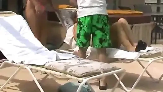 Milf dan penjaga kolam renang