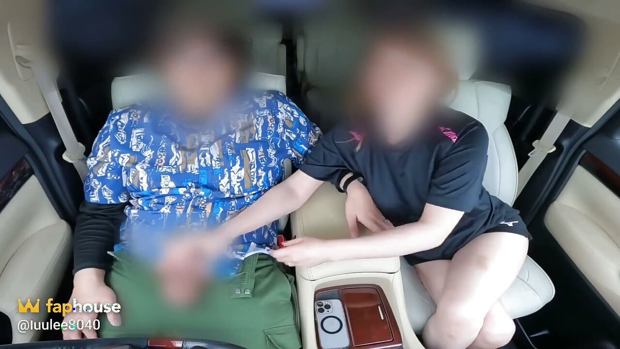 Муж наблюдает за игрой. Замужняя женщина торопливо дает в машине