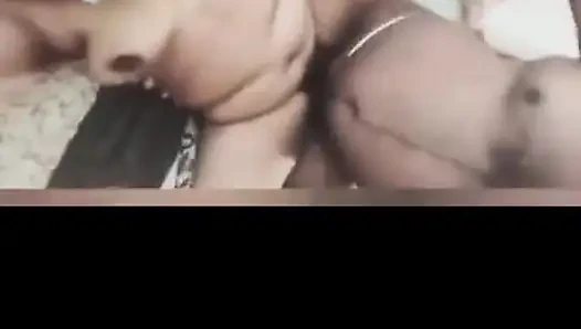 Тамильская пара счастлива в движении с любовью