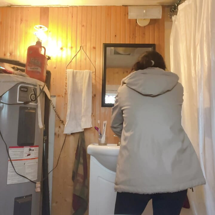 hana lagar mat i köket sedan fitta kan inte vänta gå till piss