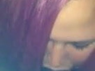 紫色头发的白人胖美女口交