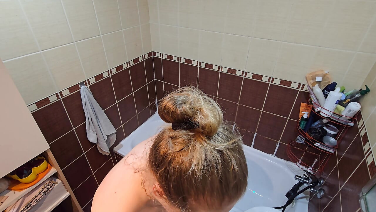De Doucheroutine Van Mijn Mollige Vrouw - Scheren En Fris Voelen