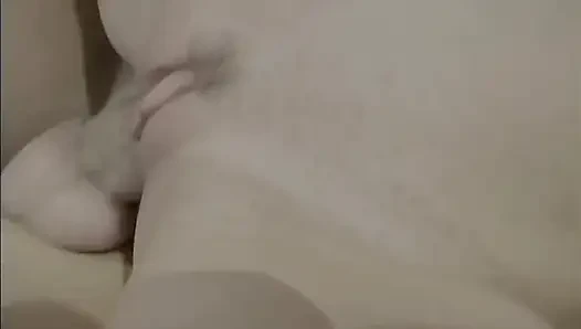Der ehemann berührt sie, während drei männer sie ficken.