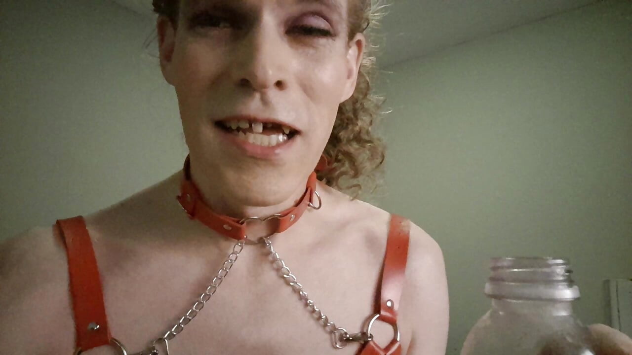 Sissy Femboy Guta Bocu Vlastite RASTRGANE Sperme. Odvratno!