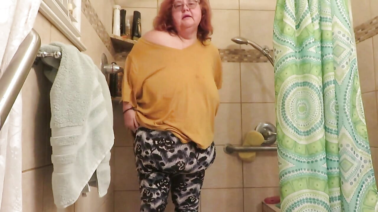 Παίζω με πασπαλίσματα σοκολάτας, βάζοντας στα βυζιά, την κοιλιά και τον κώλο μου