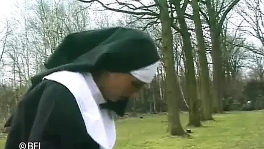 Монахини