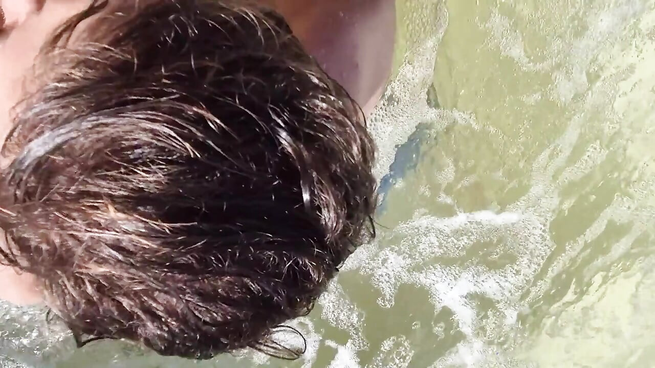 Pijpbeurt en gezichtsschot in de jacuzzi
