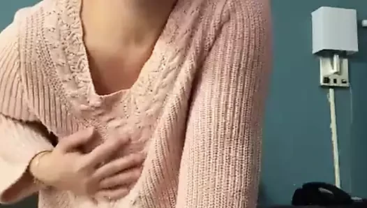 Aku ngentot diriku sendiri pakai sweter merah muda sebagai tip 4 pembantu rumah tangga lesbian 66fku!