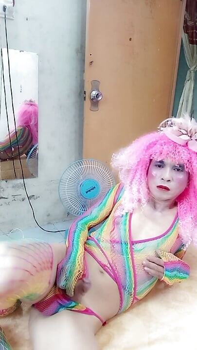 Трансджендър Ле носи секси дрехи и играе с чаши от изкуствена сперма