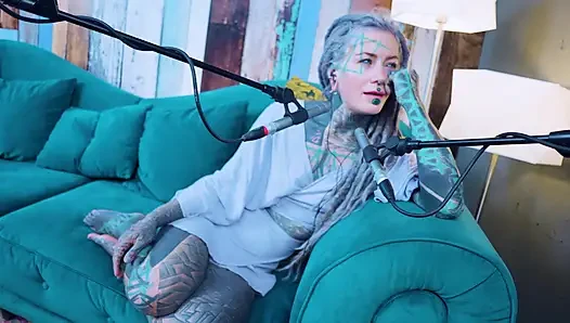 O hakkında konuşuyorum - Aş - asmr podcast sfw konuşuyor gotik sıska kız dreadlocks dövmeli model dövmeli kız