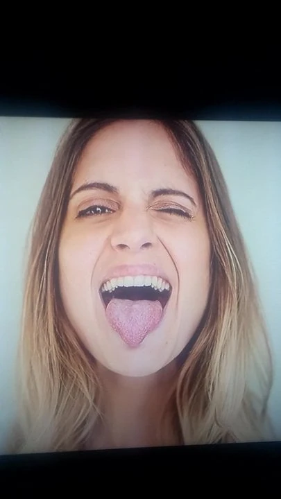 Cumtribute tongue out