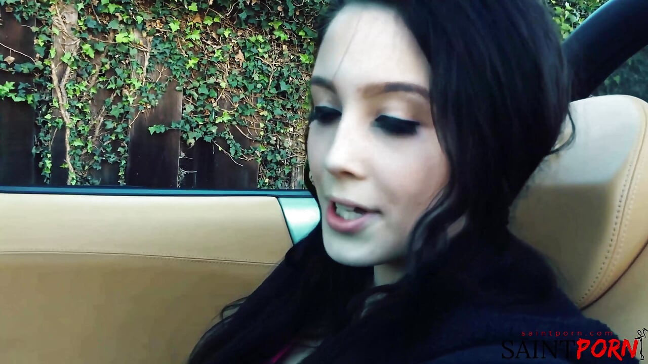 ノエルは継父を黙らせるために彼と関係を持つ