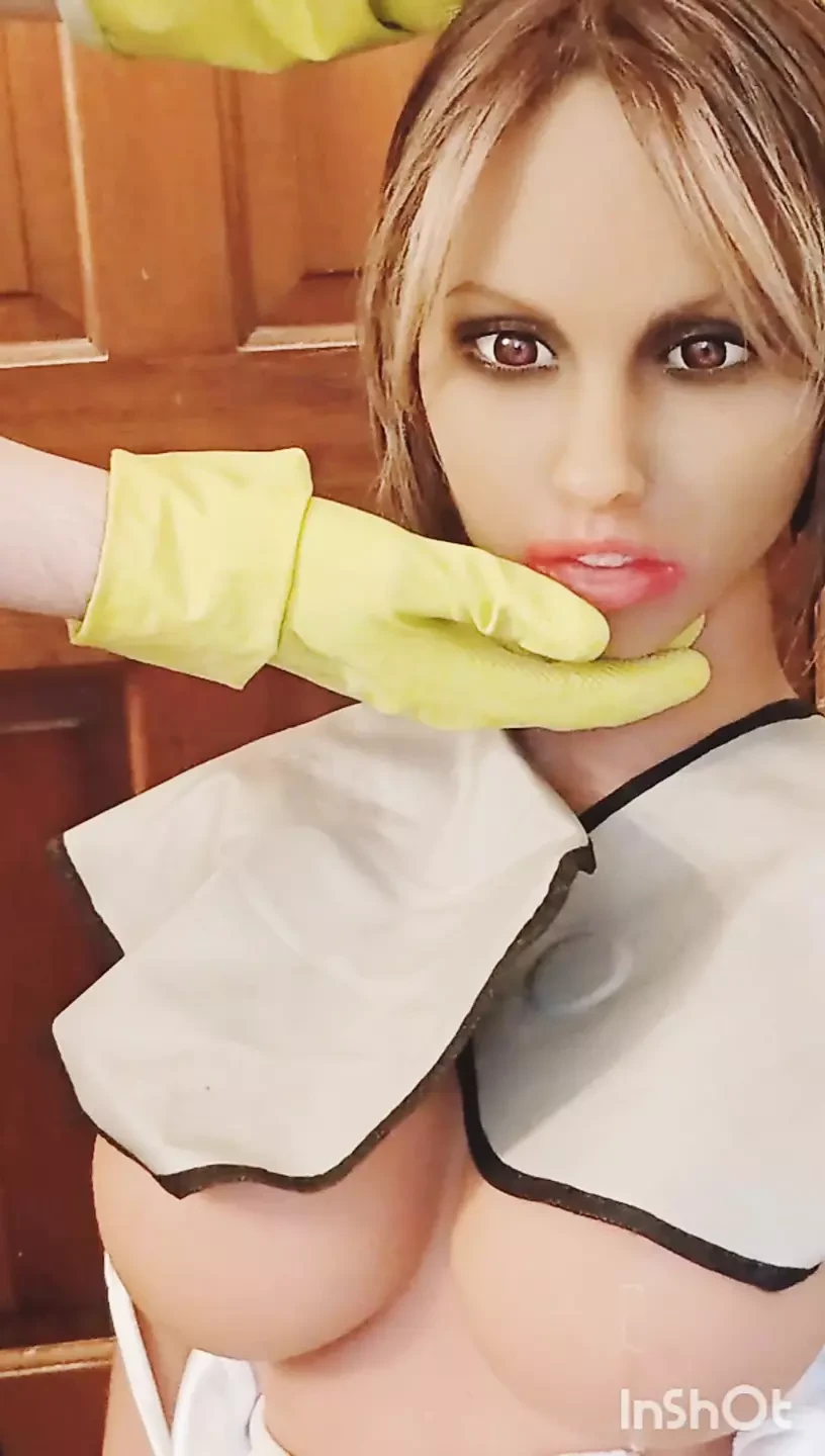 O xampu de topless de Julia em salão de beleza na frente de Lindsey