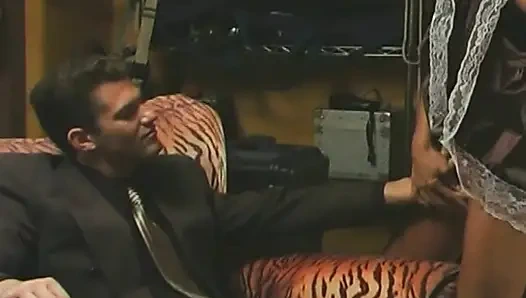 Hizmetçinin rosebud yoğun anal sikişten sonra sarkması