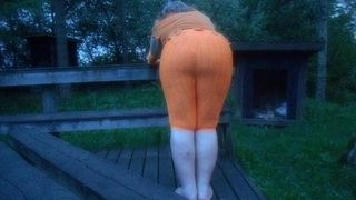 Апельсиновый цвет, белая девушка с большой шикарной задницей, тренировка на улице с толстыми ногами и широкой задницей