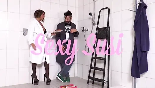 İri göğüslü seksi orta yaşlı seksi kadın yatak odasında sikişiyor... Memelere boşalma