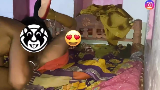 Neighbor calls bhabhi home and has sex with her sexy bhabhi fucking hard with Hindi audio