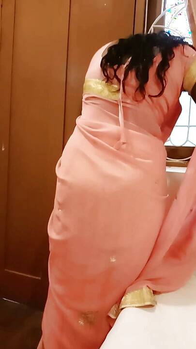 Desi Tamil Wife Renu’s Big Ass & Pussy Teased in Saree Post-hotel - Cuck Films! Indianhotwifex