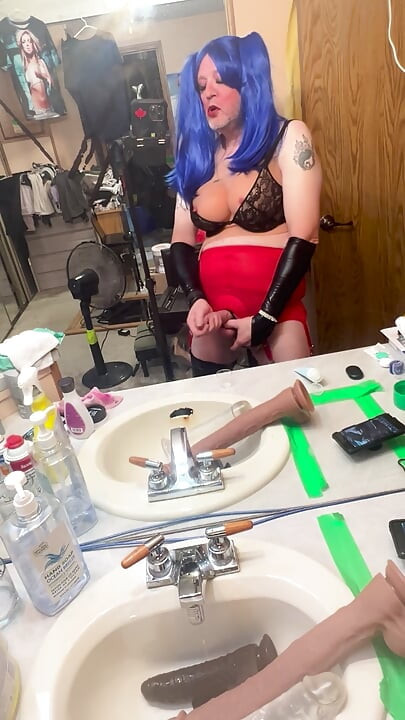Zöpfe-Crossdresser raucht, reitet Dildos und trinkt seinen eigenen Sperma POV