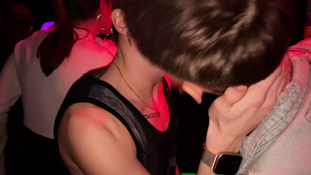 2个男人在同性恋俱乐部里射在嘴里和屁股上