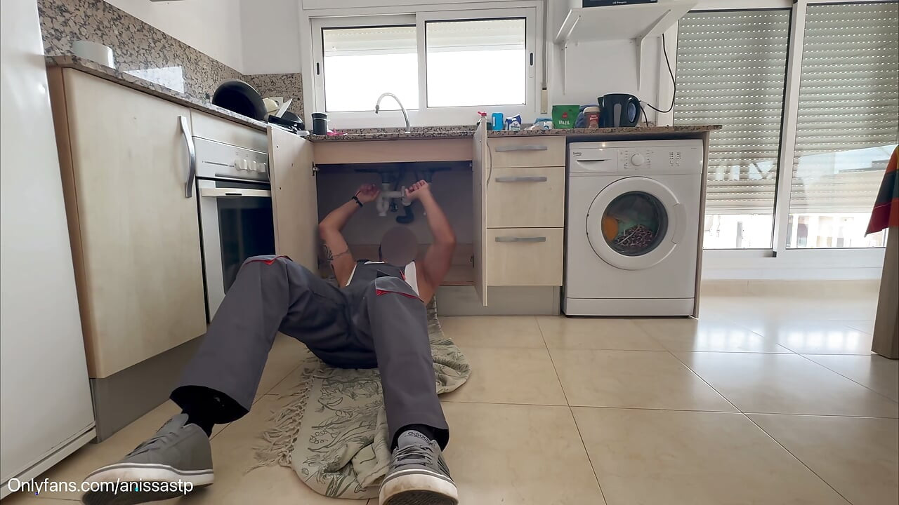 Engañé a mi marido con el fontanero que contrató y me folló sin condón