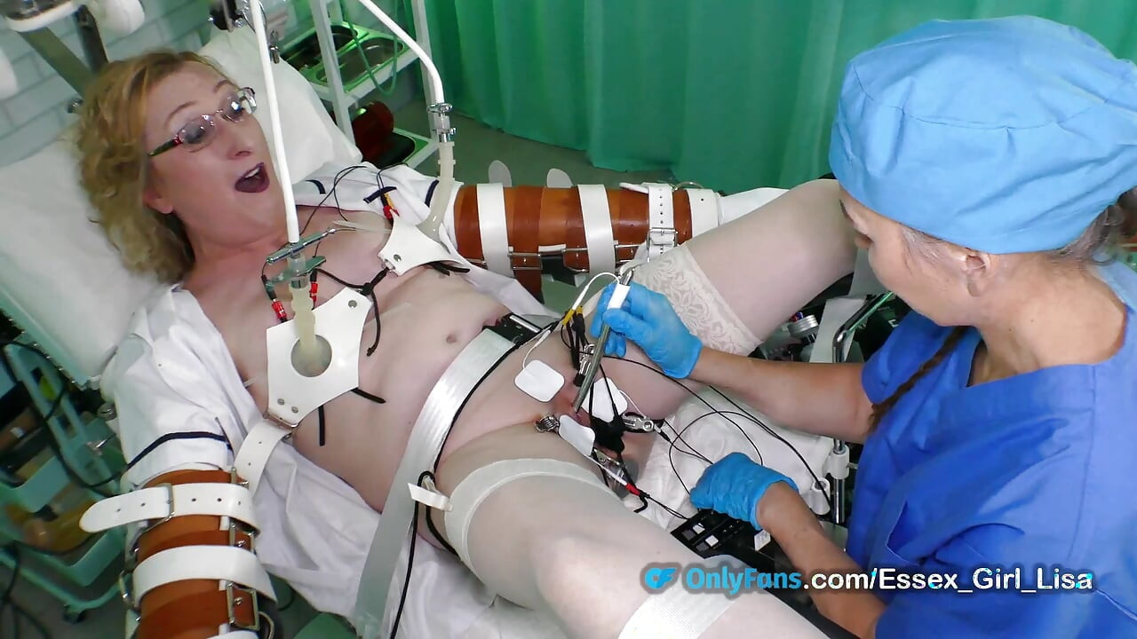 Lisa Essex y Mistress Jane en fetiche médico con electro play
