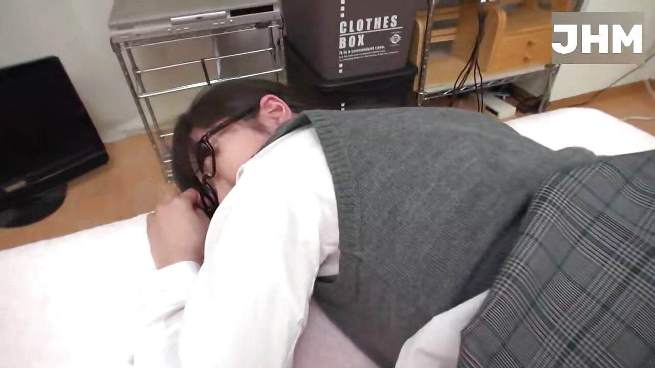 Beauties Who Look Great in Uniforms 1