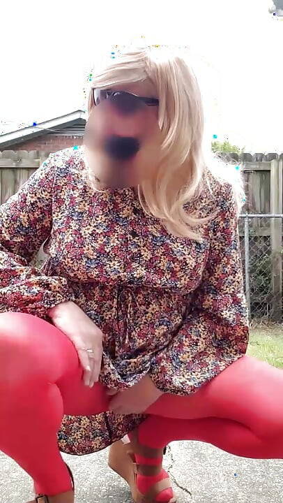 Crossdresser trêu chọc ngoài trời, thủ dâm và bắn tinh trên quần tất nylon của tôi.