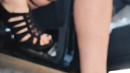 High heels squirten auto im freien