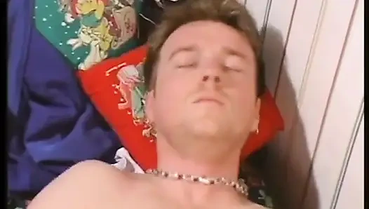 Сладострастная возбужденная девушка хочет, чтобы ее сочная киска шпилилась в ее постели