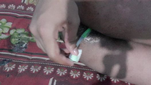 Sexe avec une brosse à dents avec de l’huile de coco - garçon bangladais sexy