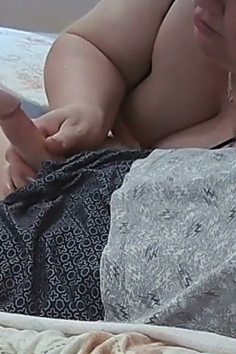 Kayınvalidem yarağımı emmeyi ve mastürbasyon yapmayı seviyor