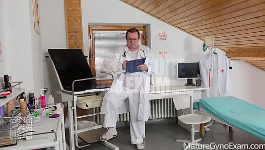 Pemeriksaan memek nenek hot miya