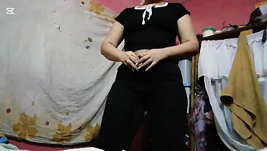 Brunette menari pantat besarnya yang dia miliki