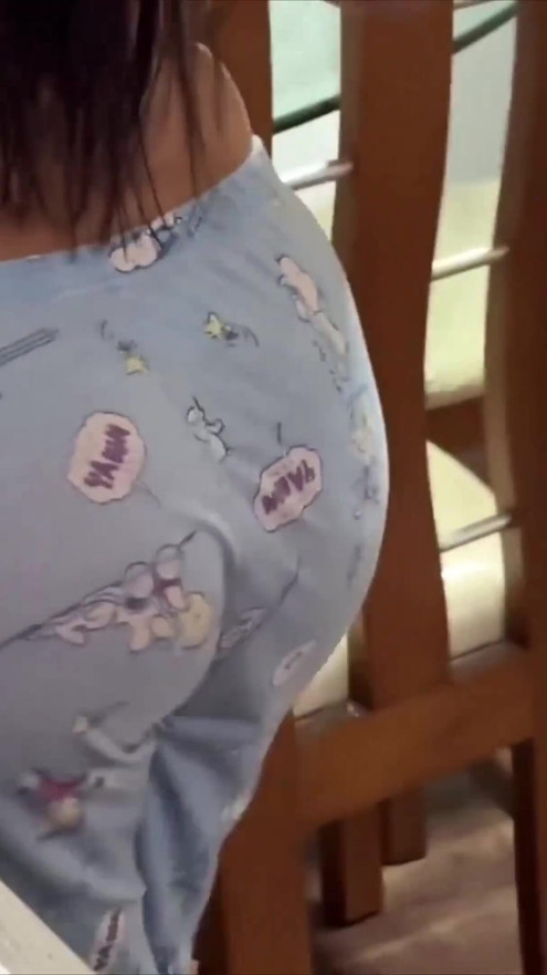 婆婆抓到女婿在看她的大屁股！