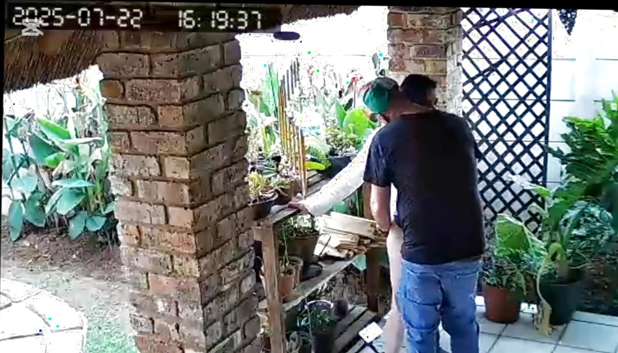 הבוס הקוקולד רצה שאזיין את אשתו בזמן שהוא מאונן