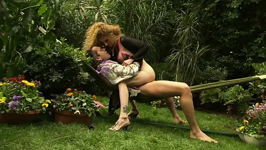 Ateşli sarışın amcığını yalatıyor ve sonra sert sikişiyor ve ağzına boşaltıyor