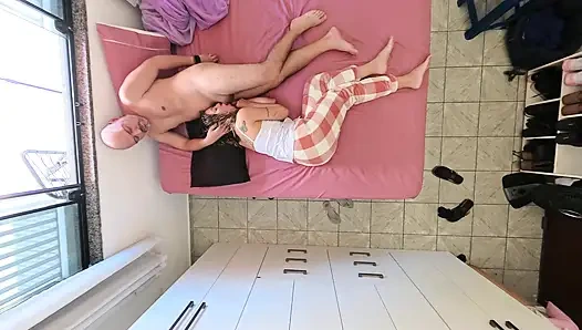 Ayah tiriku mengunjungi kamarku setiap kali kita sendirian di rumah.