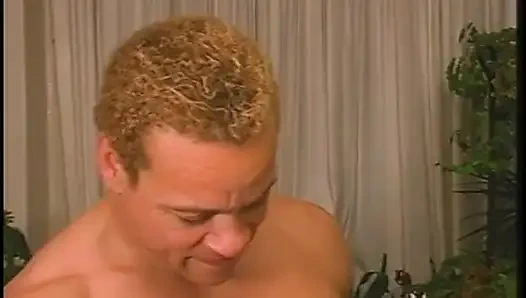 Biseksüel dövmeli erkek ve genç sarışın kaslı adamla sikişiyor