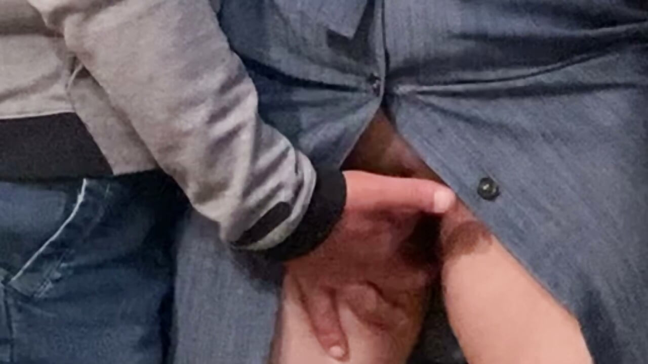 Ayah tiri yang sange lagi asik fingering memeknya yang berair di depan umum
