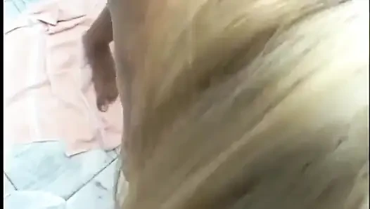Pirsingli sarışın kadın sikiliyor ve ayaklarına püskürtülür