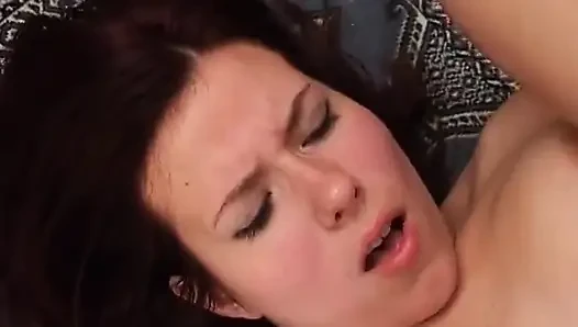 Gadis remaja cantik rambut cokelat dengan memek muncrat dientot sama cowok gagah kulit hitam