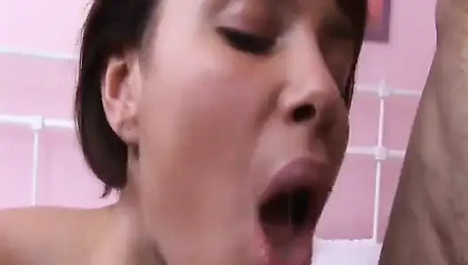 Cowok kontol besar ngentot dan crot di dalam memek gadis remaja imut rambut cokelat dengan toket besar alami