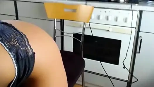 Mutfakta baştan çıkarıcı iç çamaşırları azdırıyor